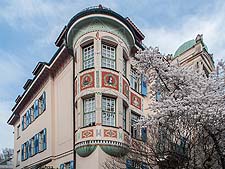 Palais Bissing: Detail des Eckerkers an der Südwestecke des Hauses mit Malereien und gemaltem Tauffries.