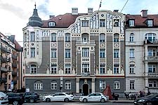 Blick von Osten: die Straßenfassade von Haus Leopoldstraße 77 mit dem reichen Stuckdekor.