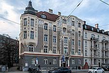 Blick von Südosten: Ansicht der Straßenfassade (Ostfassade) mit dem Erker an der südlichen Gebäudeecke.