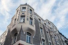 Detailansicht des Erkers an der südöstlichen Ecke des Gebäudes Leopoldstraße 77.