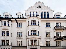 Ansicht eines Ausschnitts der Straßenfassade (Nordfassade) mit dem linken, dem mittleren Erker und dem Zwerchhaus darüber.