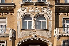 Detail: mittlerer Erker mit Stuckdekor, 3. OG.