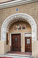 Zurückversetzter Haus- und Wohnungseingang EG mit Stuckornamenten.