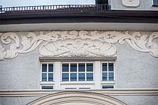 Detail: Stuckornamente und floraler Trauffries über dem 3. OG.