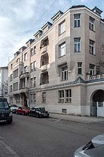 Ansicht von Südosten: Straßenfassade (Südfassade) von Haus Ohmstraße 13 in der Bauflucht. Rechts im Bild zu erkennen: die Häuser sind durch Torbauten miteinander verbunden.
