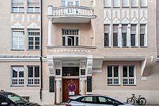 Straßenfassade von Haus Nr. 15: Erker, Balkone und Hauseingang.