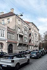 Straßenfassade von Haus Nr. 17 in der Straßenflucht, von Südwesten aus. Links deutlich zu sehen: die verbindenden Torbauten.
