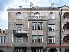 Straßenfassade von Haus Nr. 17: Balkone und Erker. Auffällig: die ovalen Dachgauben. Bei diesem Gebäude blieben manche der Schmuckfelder im 2. und 3. OG leer, ließen sich offensichtlich nicht mehr restaurieren.