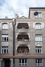 Straßenfassade von Haus Nr. 17: Loggien und Stuckornamente. Angeschnitten links unten der Hauseingang, der anders gestaltet ist als bei Haus 13 und 15. Rechts oben der Aufbau eines 5. Geschoßes.