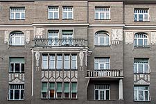 Straßenfassade von Haus Nr. 17: mittlerer Erker und Balkone, umgeben von reichem Stuckdekor.