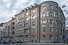 Wohnhaus, Mietshaus, drittes Haus Ohmstraße 17, gleichzeitig Eckhaus zusammen mit Haus Königinstraße 85