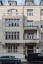 Südfassade Haus Nr. 13 mit Erker, Balkonen und Hauseingang.