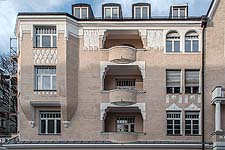 Straßenfassade von Haus Nr. 15: westlicher Erker und Loggien mit Stuckornamenten.