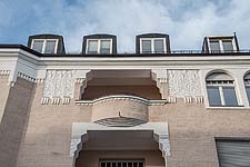 Straßenfassade von Haus Nr. 15: Details der Stuckornamente im Bereich der Loggien.