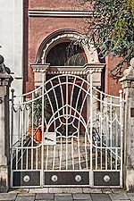 Tor im Vorgartenzaun und Hauseingang.