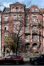 Ansicht der Süd- und Straßenfassade von Haus Nr. 16 über die Elisabethstraße.