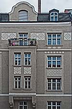 Zweiter Erker und verschiedene Stuckornamente an der Fassade in der Konradstraße.