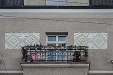 Detail: Balkon und Stuckornamente in der Konradstraße.
