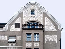 Blick von Osten, Untersicht des Eckgiebels in der Friedrichstraße mit großflächigen Stuckornamenten.