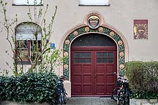 Hauseingangstor mit Stuckornamenten.