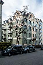 Ansicht von Südosten über Eck: Südfassade zur Hofeinfahrt und Straßenfassade zur Römerstraße im Osten.
