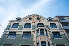 Untersicht, Detailansicht der Straßenfassade mit Stuckornamenten an Erker und Zwerchgiebel.