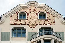 Detailansicht der Stuckornamenten im Zwerchgiebel.