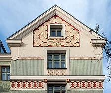 Detailansicht der Stuckornamente am Giebel der Südfassade.