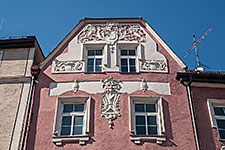 Stuckdetails am Giebel des Hauses Am Harras 12.
