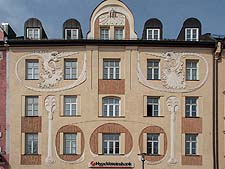 Südfassade des Hauses Am Harras 13 mit den Jugendstil-Ornamenten, den Putzfeldern und dem Zwerchgiebel.