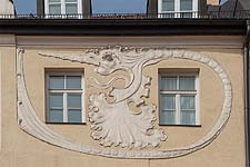 Das Stuck-Ornament des 'Drachens' im Detail.