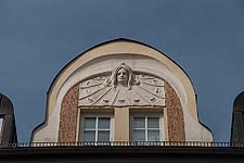 Das Stuck-Ornament des Zwerchhauses im Detail.