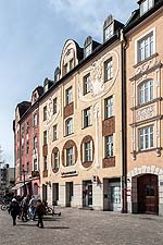 Die Südfassade des Hauses Am Harras 13 in der Bauflucht, von Osten aus gesehen.