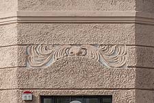 Das Stuckornament an der Gebäudeecke an der Plinganserstraße im EG.