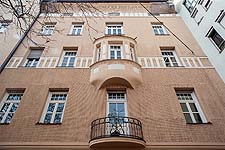 Fassadenausschnitt an der Plinganserstraße mit Balkon und Erker.