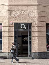 Ansicht der Gebäudeecke an der Plinganserstraße im EG, mit Stuckornament.