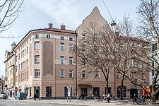 Gesamtansicht der Gebäudeecke mit Fassade zur Plinganserstraße.