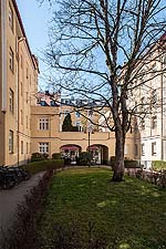 Blick nach Westen aus dem Hof zwischen den Häusern Daiserstraße 19 und 21 auf die Hoftore.