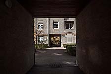 Blick durch die Nord-Süd gerichteten Durchgänge in der Mittelachse der Höfe zwischen den Häusern.