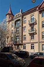 Eckgebäude an der Kreuzung Daiser- und Oberländerstraße, Blick aus der Oberländerstraße nach Westen.