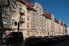 Südansicht des Blocks, Bauflucht in der Oberländerstraße, von der Kreuzung mit der Daiserstraße aus gesehen.