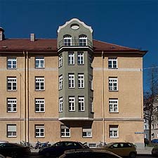 Südansicht des Blocks, das Eckgebäude an der Kreuzung Oberländer- Aberlestraße.