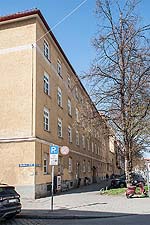 Die Bauflucht der Westfassade des Wohnblocks von der Kreuzung Oberländer- Aberlestraße aus.