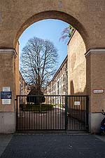 Das Tor der Zufahrt zu den Höfen des Wohnblocks in der Westfassade an der Aberlestraße.