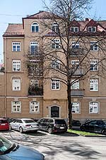 Das Wohnhaus Aberlestraße 22 gehört soweit erkennbar zur Wohnanlage. Es zeigt als einziger Bauteil wirkliche Jugendstil-Stuckornamente.