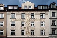 Die vegetabilen Stuckornamente entwickeln sich zwischen dem strengen Fensterraster der Südfassade.