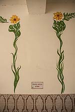 Ausschnittsansicht der gemalten Blumenranken in der Durchfahrt.