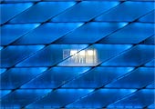 Blaue Waben der Fassade der Allianz Arena in Fr�ttmaning