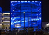 Der Kubus des Parkhauses der BMW-Niederlassung in Fr�ttmaning