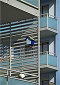 Blaues Vogelh�uschen an einem blauen Wohnhaus in Nordschwabing - Lilly-Reich-Strasse